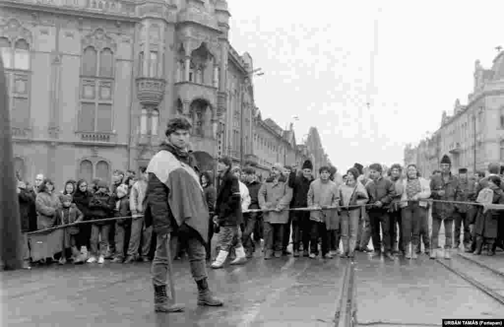 Начало румынской революции. 16 декабря 1989 года жители города Тимишоара блокируют автодорогу после того, как в городе начались антиправительственные выступления. 