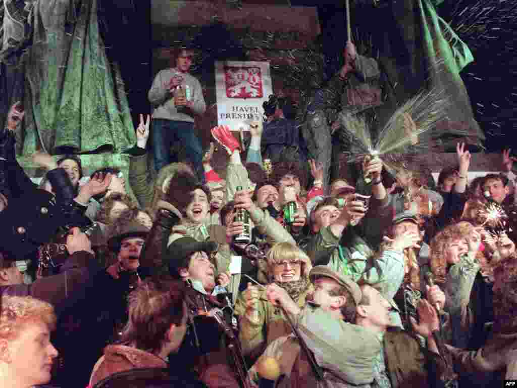 1989-njy ýylyň 31-nji dekabrynda Pragada Täze ýyl baýramçylygy we täze demokratiýa dabaralandy.