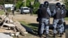 Російські силовики біля будинку кримського татарина Різи Ізетова в селі Строгонівка, травень 2017 року