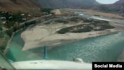 Вид на взлетную полосу аэропорта города Хорог из кабины пилотов вертолета МИ-8