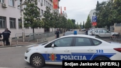 Поліція біля будівлі суду