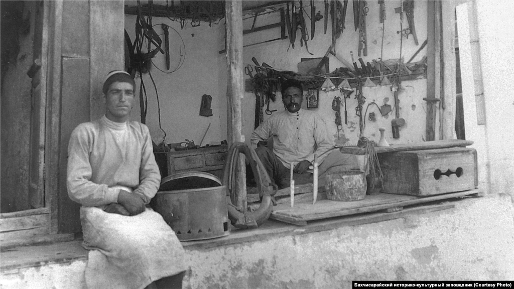 Лавка шорника. Бахчисарай, 1920-ті. Конярство відігравало колосальну роль у кримськотатарському суспільстві, а коням завжди була потрібна збруя. В період Кримського ханства &laquo;столицею&raquo; шорників був Карасубазар