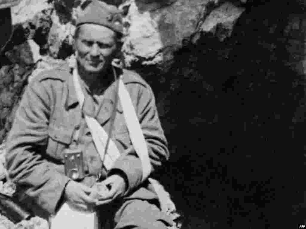 Тито был ранен во время Второй мировой войны в 1943 году. Он возглавил партизанское движение против нацистов.