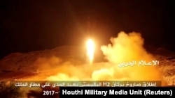 این تصویر از پرتاب موشک از یمن را یک شبکه هوادار حوثی‌ها در ۱۴ آبان منتشر کرده‌است