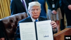 Дональд Трамп президент вазифасында имзалаган фәрман белән фотога төшә