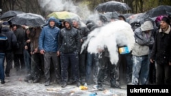 «Яєчна неділя» у Запоріжжі. Майданівці та самооборона закидали яйцями та борошном активістів «русской весны». 13 квітня 2014 року