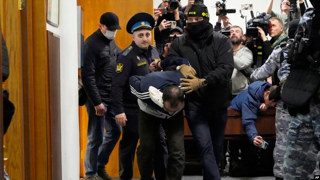 Presupușii atacatori de la Crocus City Hall din Moscova au fost plasați în arest preventiv.
