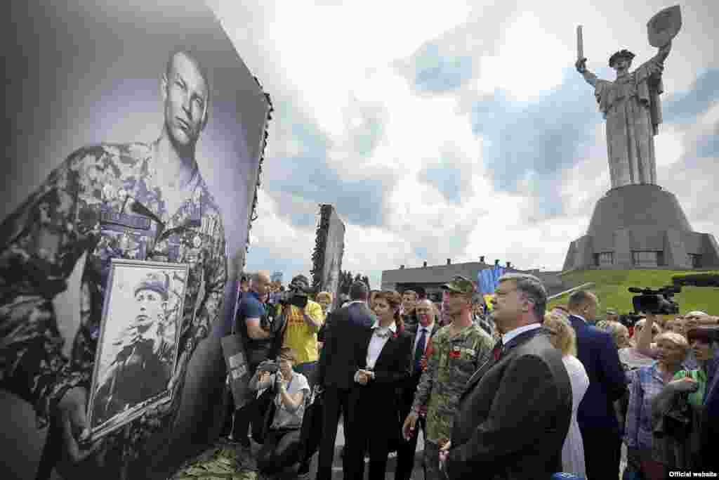 Президент України Петро Порошенко під час відкриття фотовиставки «Четверте покоління». Київ
