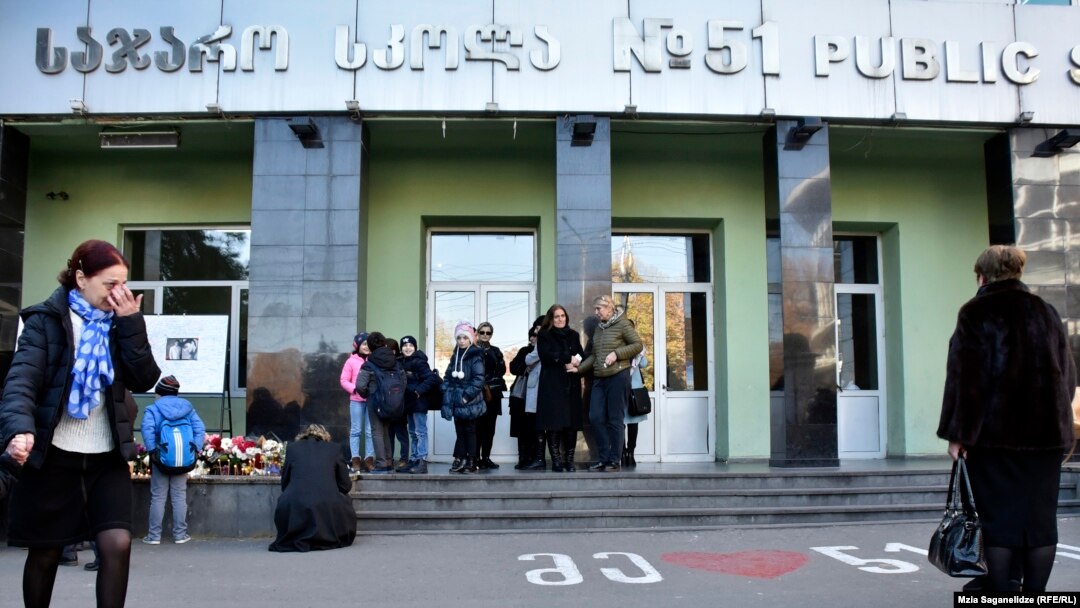 Сегодня, как и накануне вечером, у 51-й школы прошла акция солидарности с семьями погибших