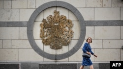 O femeie trece prin fața Ambasadei Marii Britanii la Moscova, 13 sesptembrie 2024