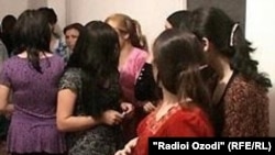 Группа проституток, доставленная в отдел милиции после проведения рейда