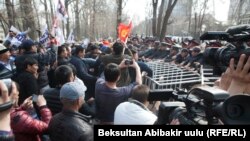 УКМК алдындагы Садыр Жапаровду коргоо митинги. 2017-жыл. 
