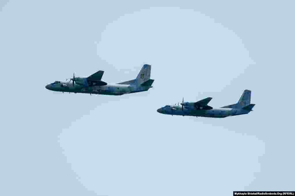 Пройшла над глядачами і морська транспортна авіація – пара Ан-26 ВМСУ 