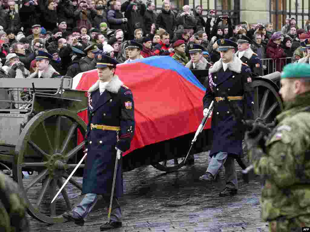 Posmrtni ostaci Vaclava Havela preveženi su iz bivše crkve sveta Ana na Hradčane, Prag, 21.12.2011. Foto: AFP / Robert Michael