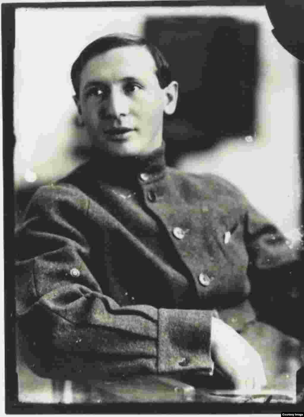 Макс Пенсон родился в 1893 году в Смоленской области в еврейской семье. Во время Первой мировой войны его эвакуировали в Коканд, где он сначала преподавал рисование в местной школе, а потом увлёкся фотографией