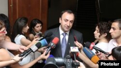 Министр юстиции Армении Грайр Товмасян отвечает на вопросы журналистов (архивная фотография)