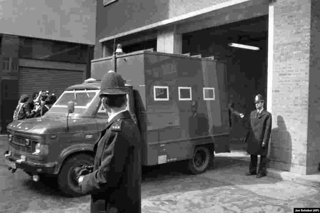 Під посиленою охороною поліцейський фургон доставляє підозрюваного в облозі Фовзі Бадаві-Негада до Верховного суду магістратури у Лондоні 8 травня 1980 року