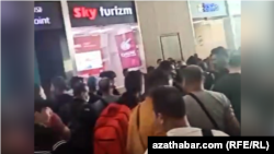 Türkmenistanly migrantlar uçar talap edýär. 