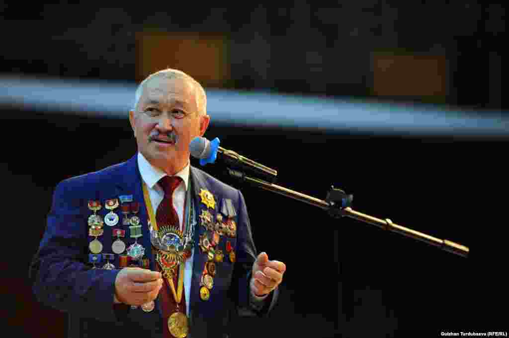 Дүйнөнүн төрт жолку, Европанын эки жолку жана Олимп оюндарынын чемпиону, СССРдин эмгек сиңирген спорт чебери Каныбек Осмоналиев. Ал I даражадагы &laquo;Манас&raquo; ордени менен сыйланган. Каныбек Осмоналиев ​1980-жылы Москвада өткөн Олимп оюндарында оор атлетка боюнча мелдеште 52 килограммга чейинки салмакта 245 килограмм салмакты көтөрүп, алтын медалды тагынган.