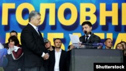 Кандидати на посаду президента України Петро Порошенко і Володимир Зеленський (праворуч) під час дебатів на НСК «Олімпійський». Київ, 19 квітня 2019 року