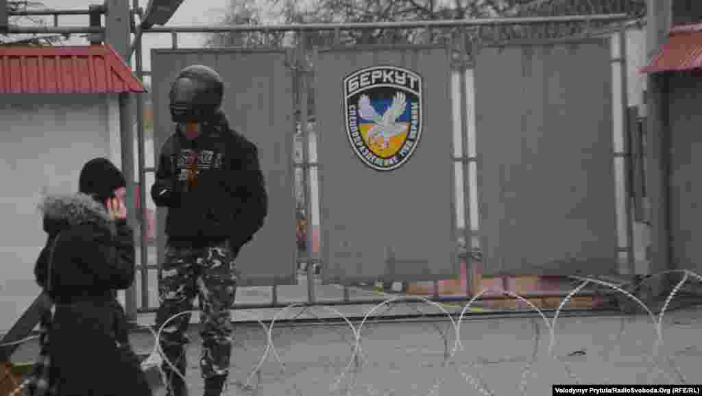 Проросійські активісти біля бази кримського «Беркуту», Сімферополь, 27 лютого