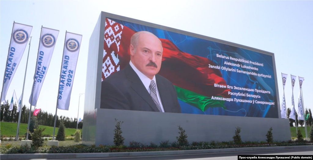 Вось так віталі Аляксандра Лукашэнку ў аэрапорце Самарканд. Па-беларуску яго назвалі «эксэленцыяй».
