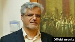 محمود صادقی، قوه قضائیه جمهوری اسلامی را متهم کرده که سود ناشی از حساب‌های در اختیار را صرف «مسکن و مزایای قضات» خود می‌کند.