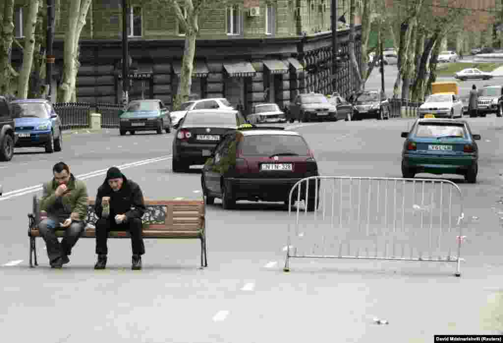 Демонстранти сидять на імпровізованому блокпосту на проспекті Руставелі під час антиурядових протестів у 2009 році. У 2008 році грузинський письменник Гурам Одішарія передбачив: «Без гармонійних відносин між владою і суспільством надії народу завжди будуть обмануті, а головним гравцем у політичній історії нашої країни буде проспект Руставелі, а не грузинські політики»