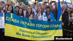 Під час акції представників української діаспори у США. Вашингтон, 18 вересня 2014 року. Цього дня у Сполучених Штатах перебував із візитом президент України Петро Порошенко