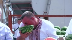 Баржа із кавунами нарешті причалила (відео)