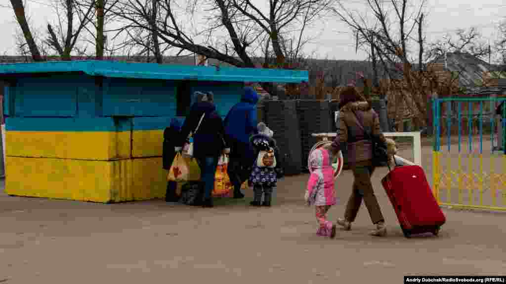 Після перевірки людям доводиться долати півтора кілометра пішки і перелазити через підірваний міст до наступної черги, вже на КПП на боці території під контролем угруповання «ЛНР»