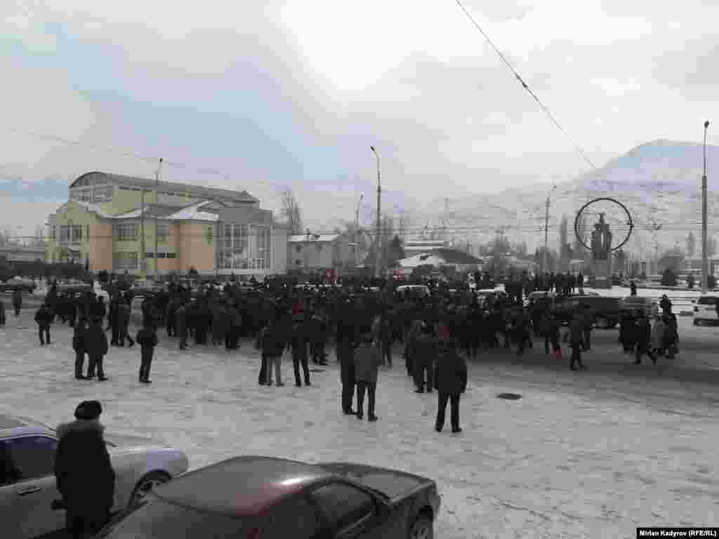 Бирок 25-январда өкмөт башчы Темир Сариев чукул жыйын куруп, бийик тоолуу аймактардан жеңилдиктерди алып салуу боюнча мыйзам долбоорун артка чакырткан. 