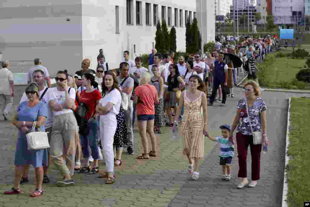Велика кількість людей стоїть у черзі біля однієї із виборчих дільниць у Мінську