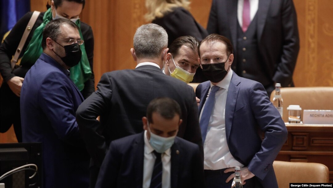 Liderii Coaliției sunt de acord cu un lucru: reformele nu sunt livrate în ritmul dorit. Dar cine e vinovat pentru această situație? Imagine din Parlament, 2021, cu Ludovic Orban și Florin Cîțu.