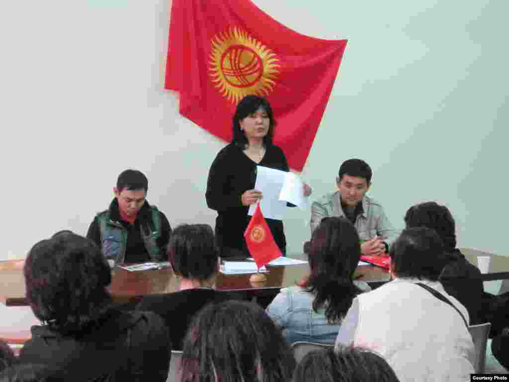 Кыргызстан-Италия “Манас” маданий ассоциациясынын лидерлеринин бири Гүлнара Арыкбаева жердештердин курултайында, 2010-жылдын 7-апрели