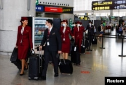În ultimul an, odată cu reluarea multor curse, călătorii s-au lovit de alte probleme sistemice: grevele personalului de la companiile aeriene și din aeroporturi, precum și cozile enorme provocate temporar de personalul de securitate insuficient.