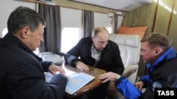 Вице-премьер РФ Дмитрий Козак, президент России Владимир Путин и руководитель Федерального дорожного агентства (Росавтодор) Роман Старовойт (слева направо) во время облета на вертолете района строительства транспортного перехода через Керченский пролив на острове Тузла, 2016 год