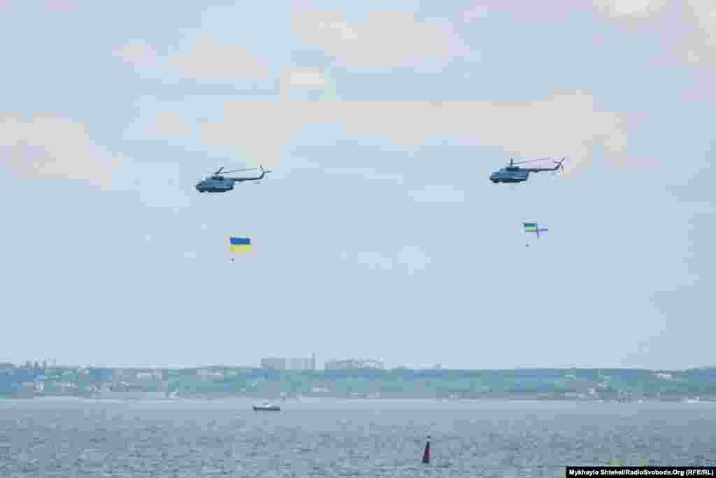 Гвинтокрили морської авіації ВМСУ «проносять» український і власний військовий прапор над Одеською затокою 
