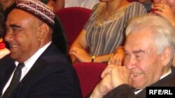 Türkmenistanyň Dempartiýasynyň öňki birinji sekretary Onjuk Musaýew (çepde) we Myrat Garryýew.