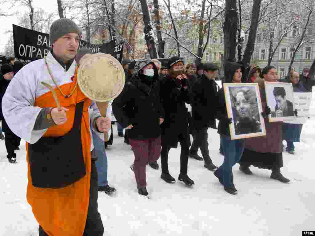 Во время шествия участники этой акции выкрикивали: "Нет фашистам!", "Найти убийц!", "Государство прикрывает убийц!".