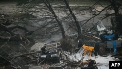 Перевернуті автомобілі та зламані дерева після повені в Техасі, 5 липня 2025 року