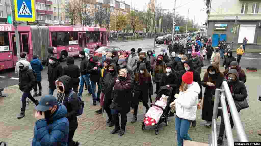 На маршы сёньня выйшлі і жыхары Гомля. У цэнтры гораду сабраліся некалькі соцень чалавек, яны ішлі па горадзе і скандавалі «Лукашэнку ў аўтазак!», за імі ішлі сілавікі