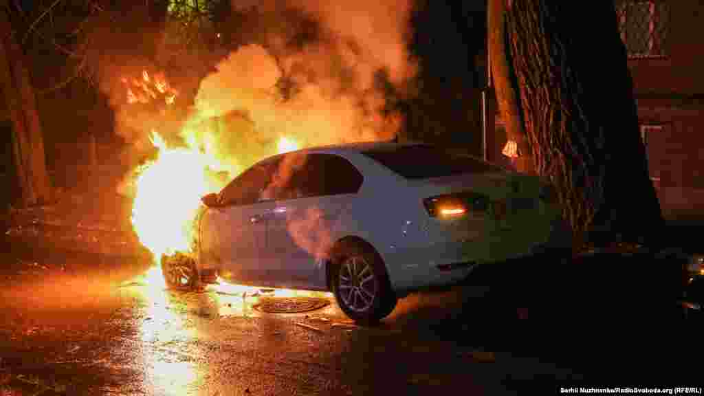 Дипломатичні номерні знаки авто починаються на 001, таким чином, це автомобіль посольства Російської Федерації. Авто стояло недалеко від будівлі дипмісії, в провулку Ярослава Хомова