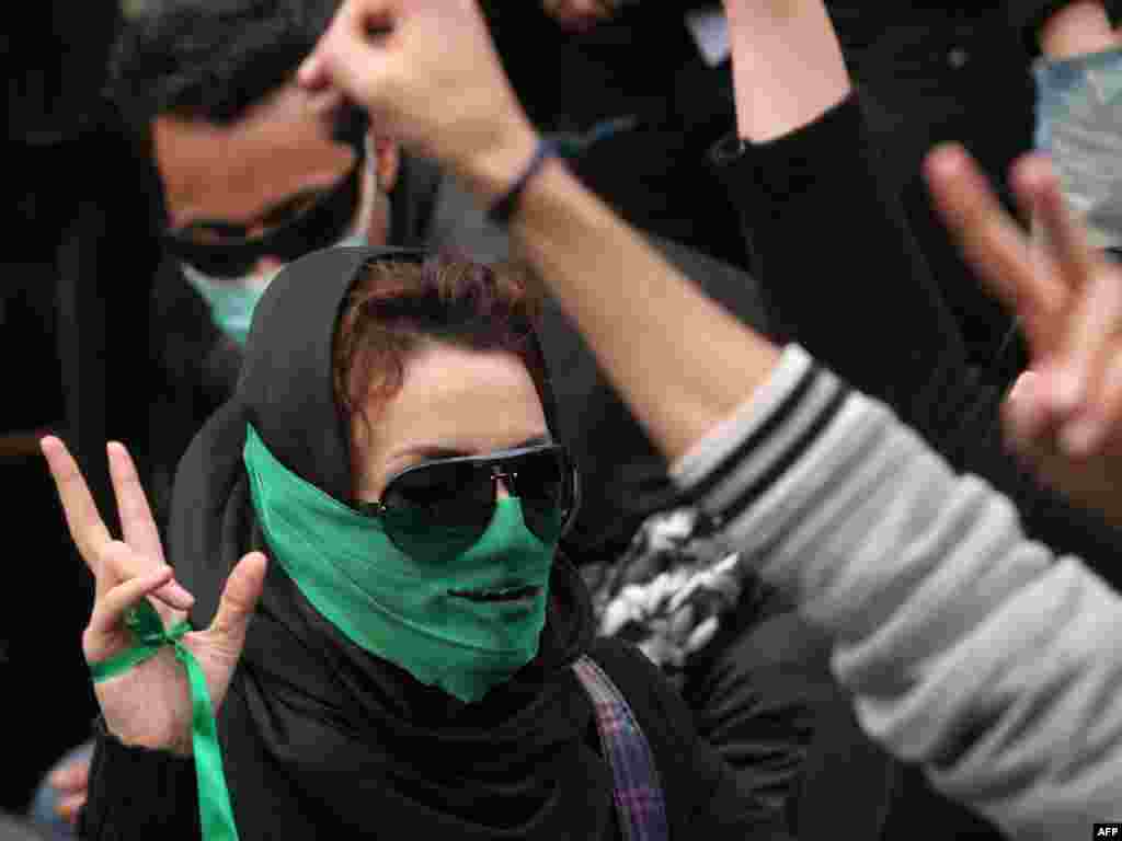 حامی جنبش سبز در دانشگاه تهران - گالری عکس و فیلم