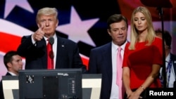 Президент Дональд Трамп жана Пол Манафорт (ортодо) Республикалык партиянын курултайында. 21-июль, 2016-жыл. 