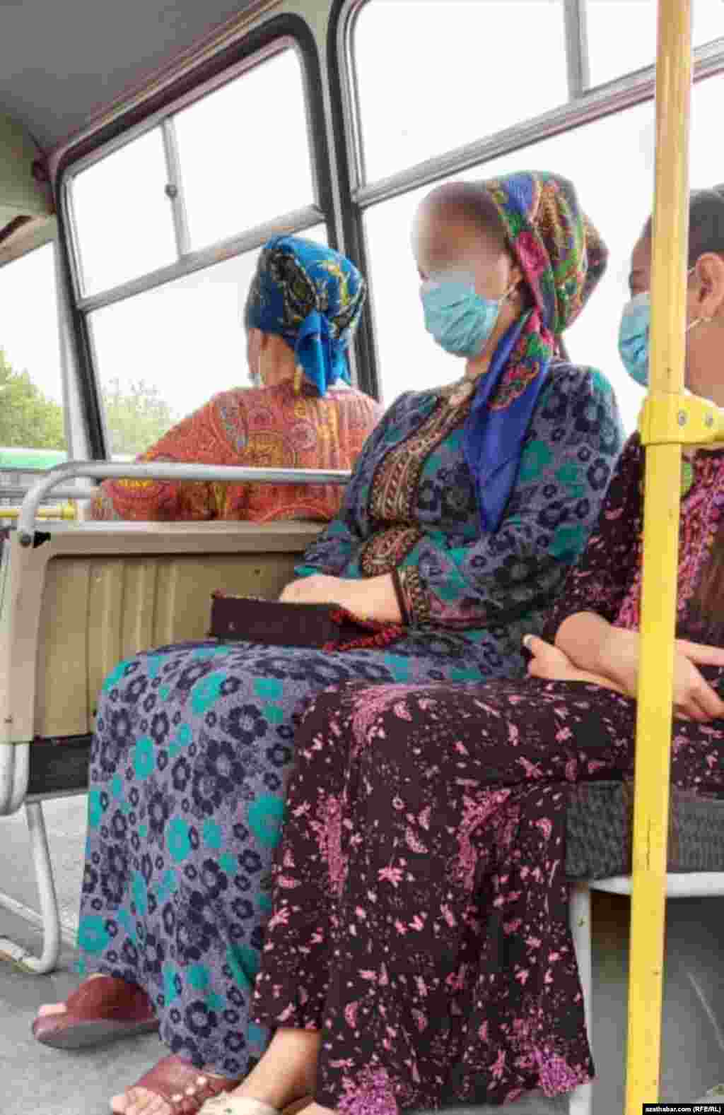 Aşgabat. Awtobuslarda ýüz maskasyny geýmek hökmany şert boldy. Iýul, 2020.