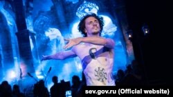 Сергей Полунин, выбивший на своем теле три изображения Владимира Путина и татуировку в форме свастики, дал концерт в театре оперы и балета имени Алишера Навои в Ташкенте 25-26 сентября этого года.