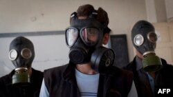 گروهی از ساکنان شهر حلب در حال تمرین برای مقابله با حملات احتمالی شیمایی در سال ۲۰۱۳ با ماسک‌های ضدگاز