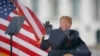 Трамп виступає перед своїми прихильниками. Вашингтон. 6 січня 2021 року. Лідер республіканської меншості в Сенаті Мітч Макконнелл розкритикував Трампа за роль у заворушеннях 6-го січня і поширенні сумнівів в результатах виборів президента США