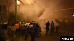 Amrenia - Protesters are dispersed by riot police in Yerevan's Sari Tagh neighborhood, 29Jul2016.